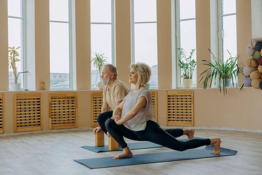 ilustrasi pasangan yoga (pexels.com/Mikhail Nilov)