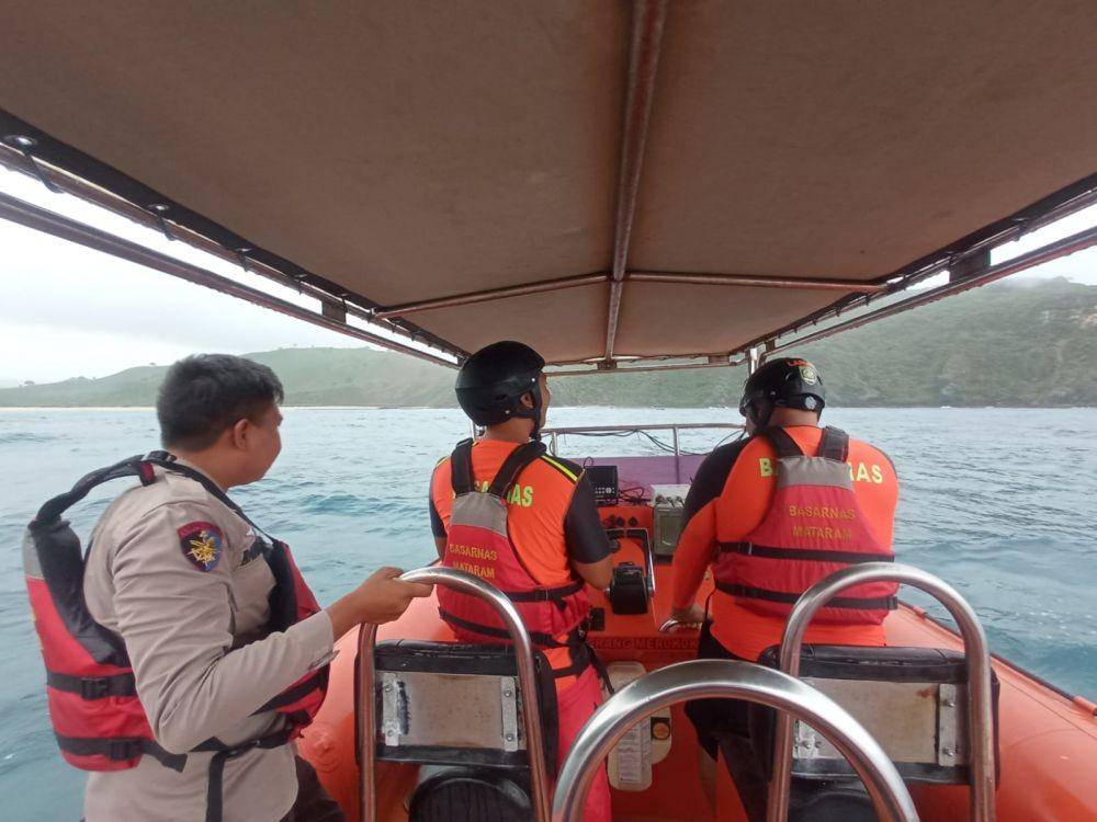 Proses evakuasi pencari Kerang yang tewas terseret ombak di Pantai Mawun Lombok Tengah. (dok. SAR Mataram)