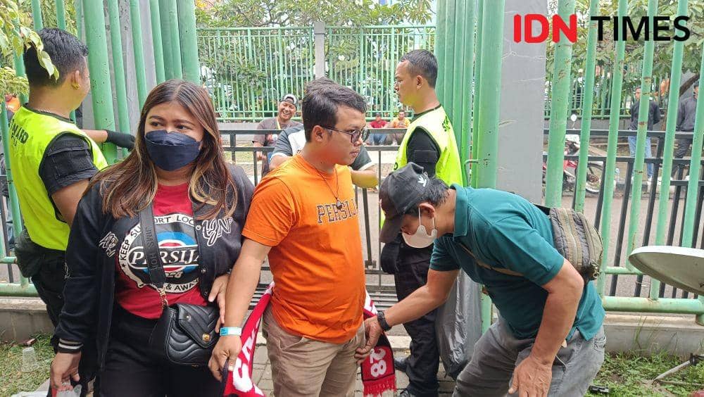 Supporter diperiksa sebelum memasuki Stadion. (IDN Times/Imam Faishal)