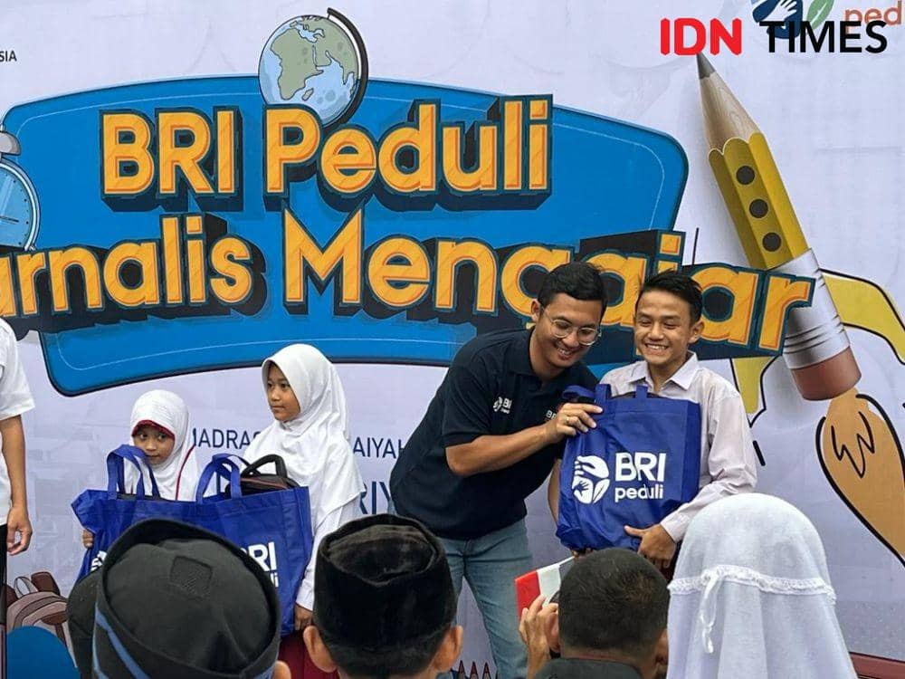 BRI Peduli memberikan bantuan peralatan sekolah dan dana renovasi sekolah di MI Al Badriyah Bogor, Sabtu (28/1/2023). (IDN Times/Anggun Puspitoningrum)