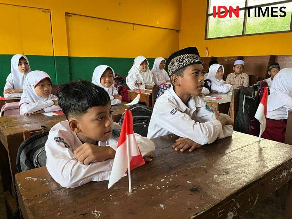 Para jurnalis penerima beasiswa dan peserta BRI Journalist Bootcamp 2023 berbagi inspirasi kepada siswa di MI Al Badriyah Bogor, Sabtu (28/1/2023). (IDN Times/Anggun Puspitoningrum)