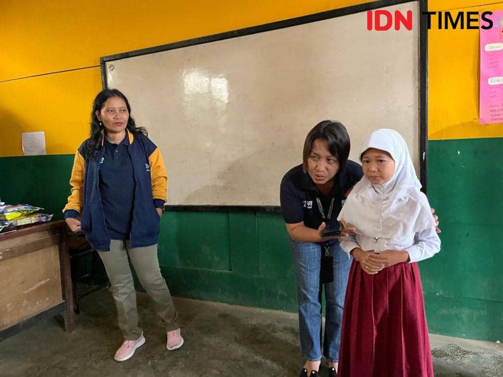Para jurnalis penerima beasiswa dan peserta BRI Journalist Bootcamp 2023 berbagi inspirasi kepada siswa di MI Al Badriyah Bogor, Sabtu (28/1/2023). (IDN Times/Anggun Puspitoningrum)