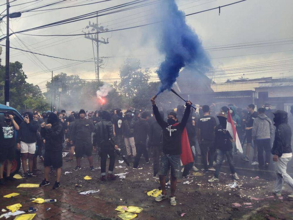 Massa Arek Malang Bersikap saat berdemo di depan Kantor Arema FC. (IDN Times/Rizal Adhi Pratama)