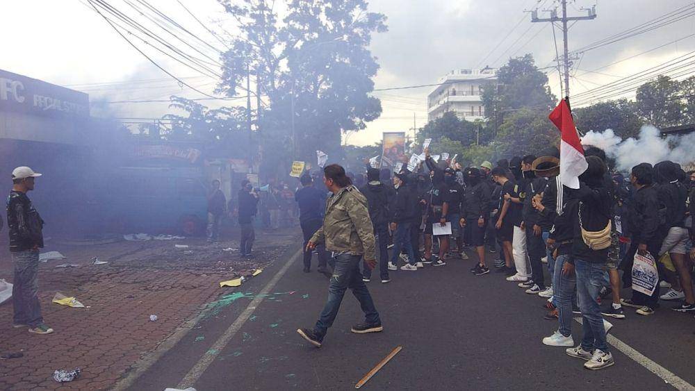 Kericuhan demonstrasi Arema Malang Bersikap di depan Kantor Arema FC. (IDN Times/Rizal Adhi Pratama)