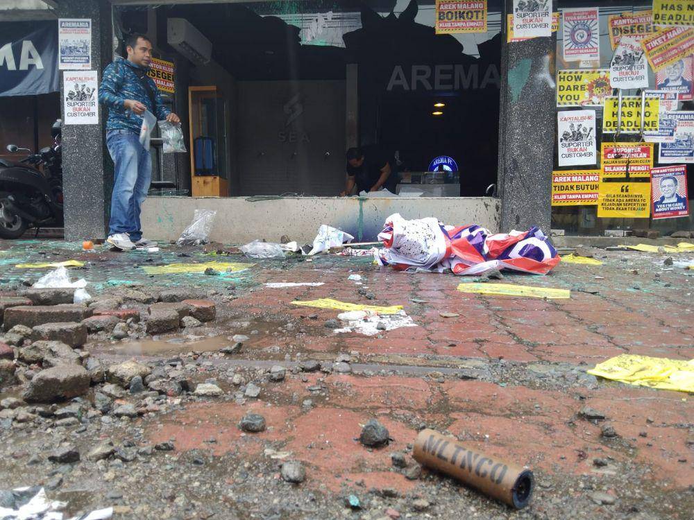 Olah TKP di Kantor Arema FC setelah aksi Arek Malang Bersikap. (IDN Times/Rizal Adhi Pratama)