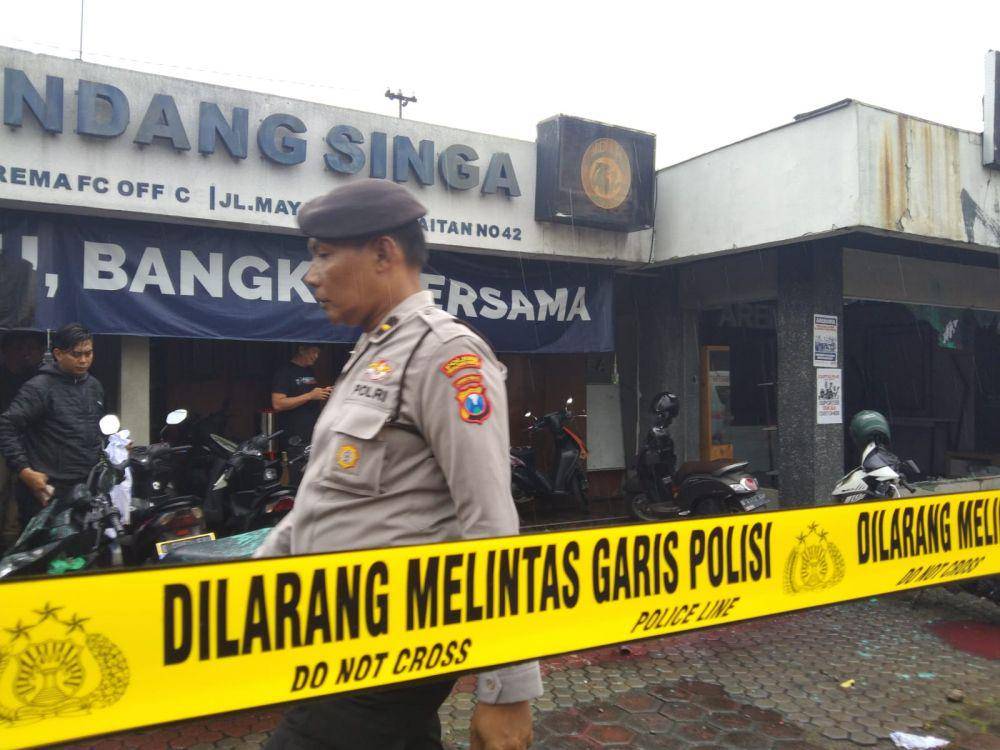 Olah TKP di Kantor Arema FC setelah aksi Arek Malang Bersikap. (IDN Times/Rizal Adhi Pratama)