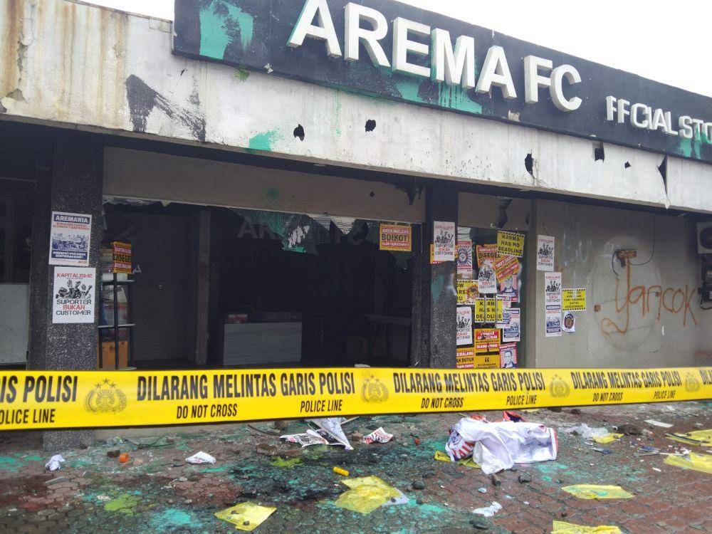 Olah TKP di Kantor Arema FC setelah aksi Arek Malang Bersikap. (IDN Times/Rizal Adhi Pratama)