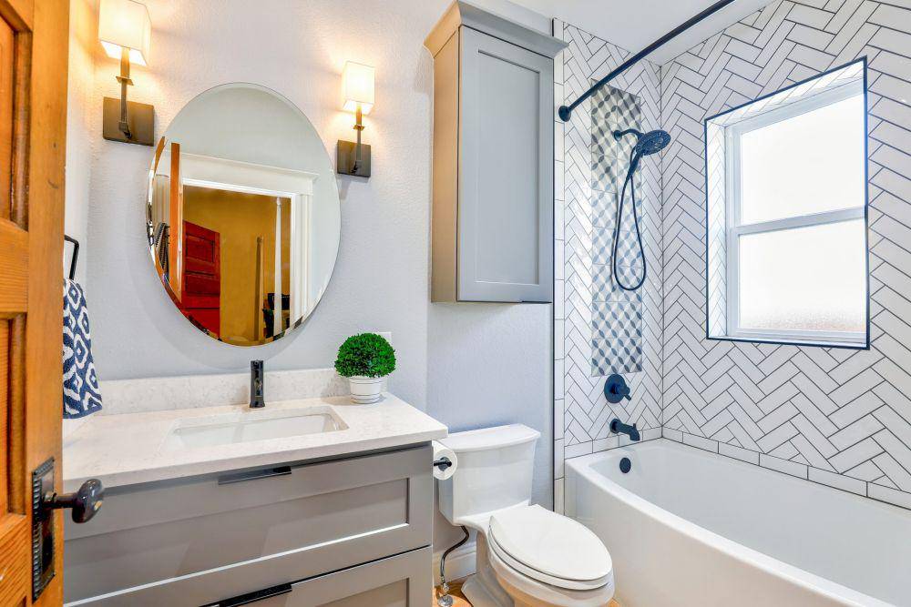 Cermin berbentuk oval di kamar mandi (pexels.com/Christa Grover)
