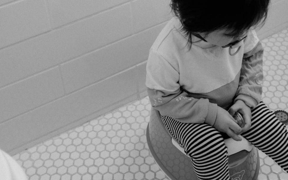 ilustrasi anak di toilet (unsplash.com/charlesdeluvio)
