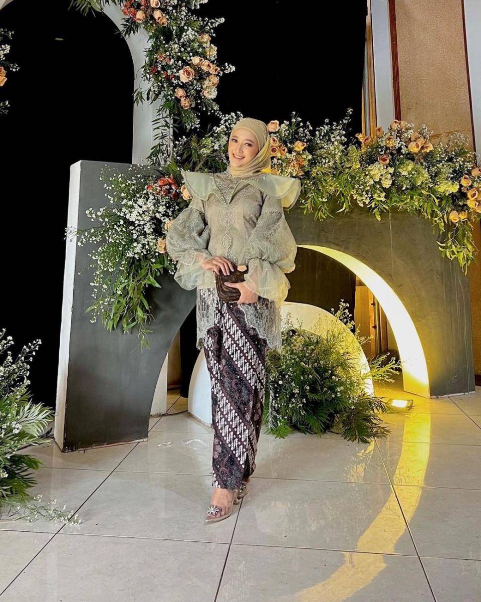 Kebaya kondangan resepsi. (insatgram.com/seviqfebinita)