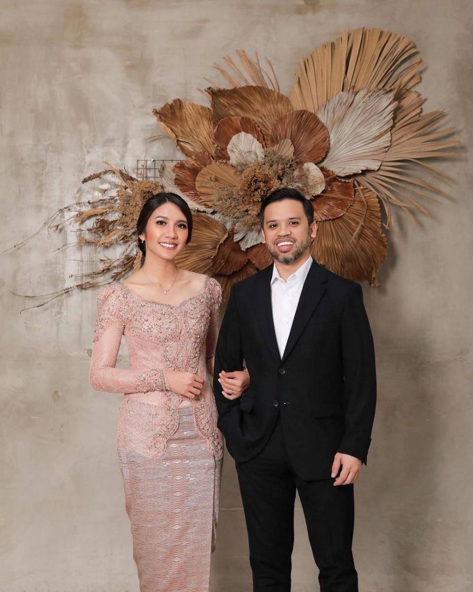 Kebaya kondangan resepsi. (insatgram.com/achasinaga)