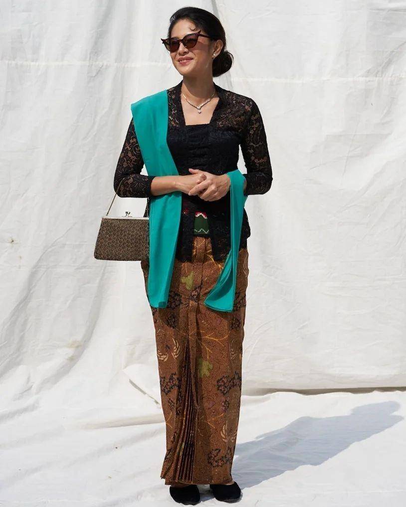 Kebaya kondangan resepsi. (instagram.com/ therealdisastr)