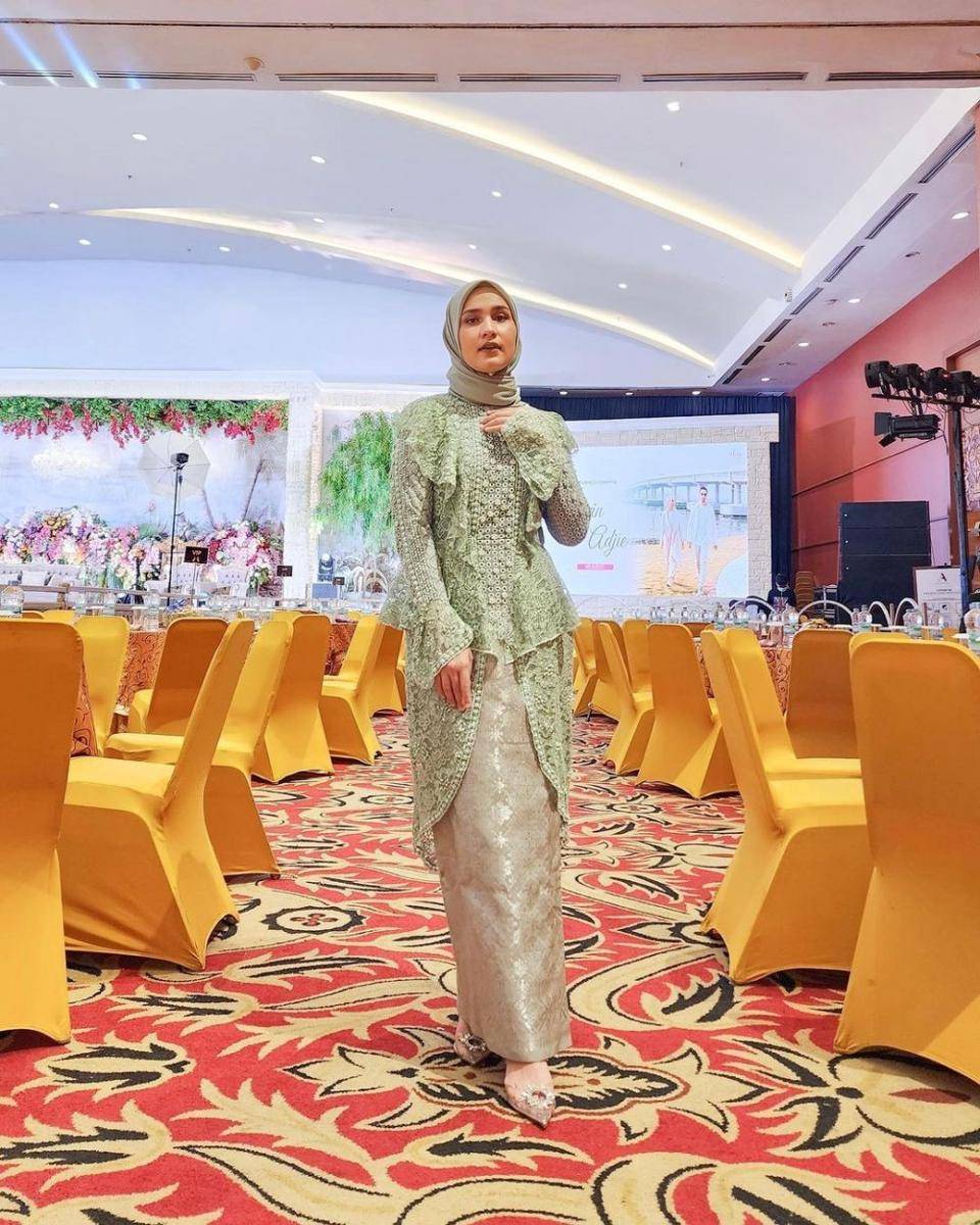 Kebaya untuk kondangan resepsi. (instagram.com/dwihandaanda)