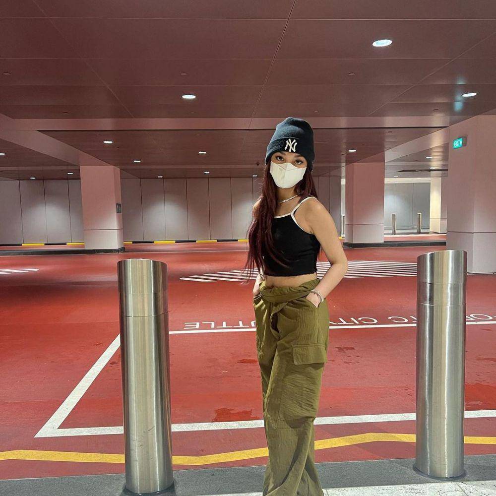 ide daily outfit dengan celana cargo (instagram.com/naura.ayu)