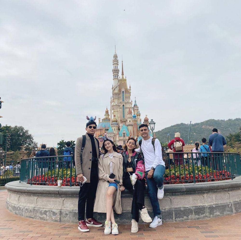 Potret Rayn Wijaya, Ranty Maria, Laura Theux, dan Indra Brotolaras liburan di Hongkong. (instagram.com/rantymaria)