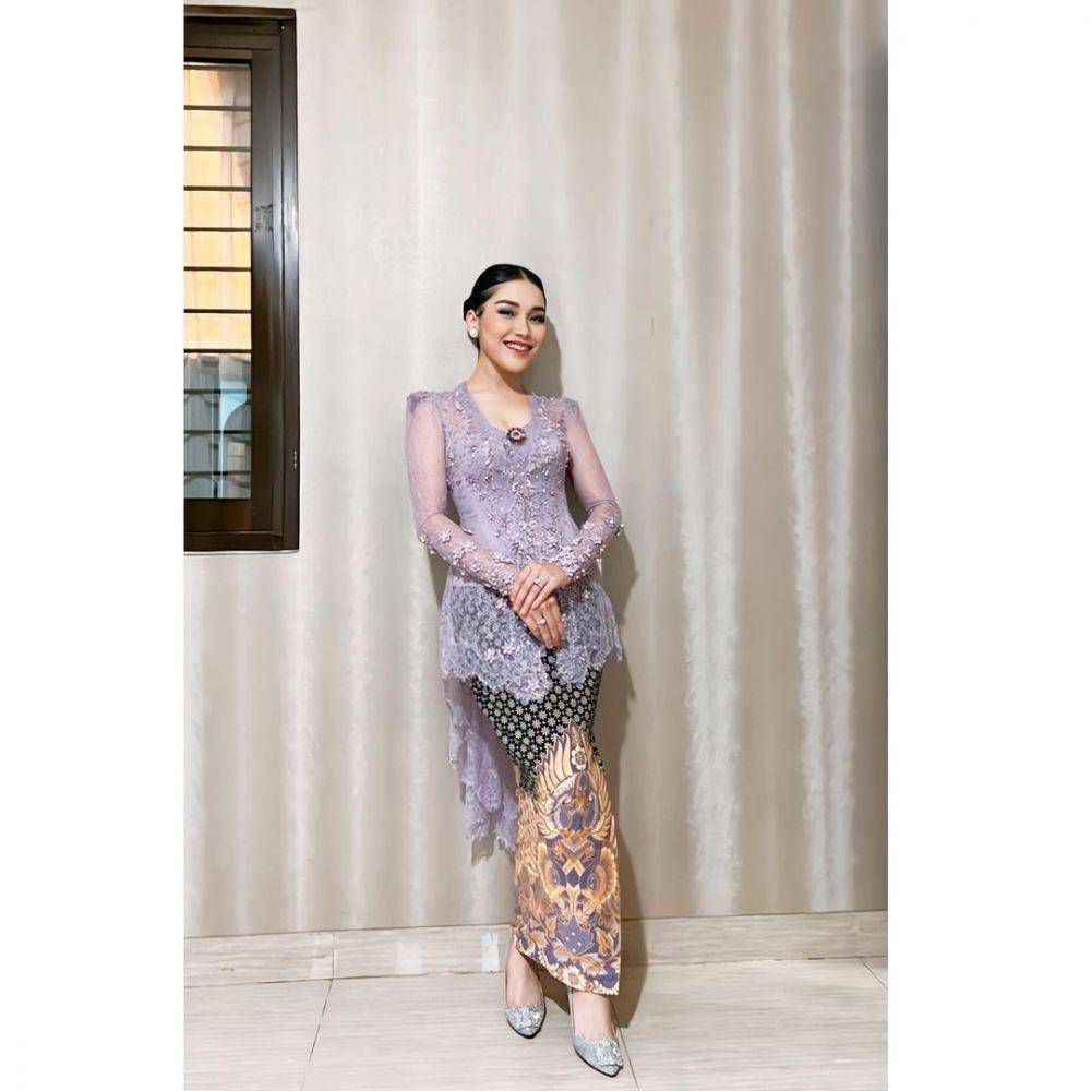 Kebaya untuk kondangan resepsi. (instagram.com/ayutingting92)