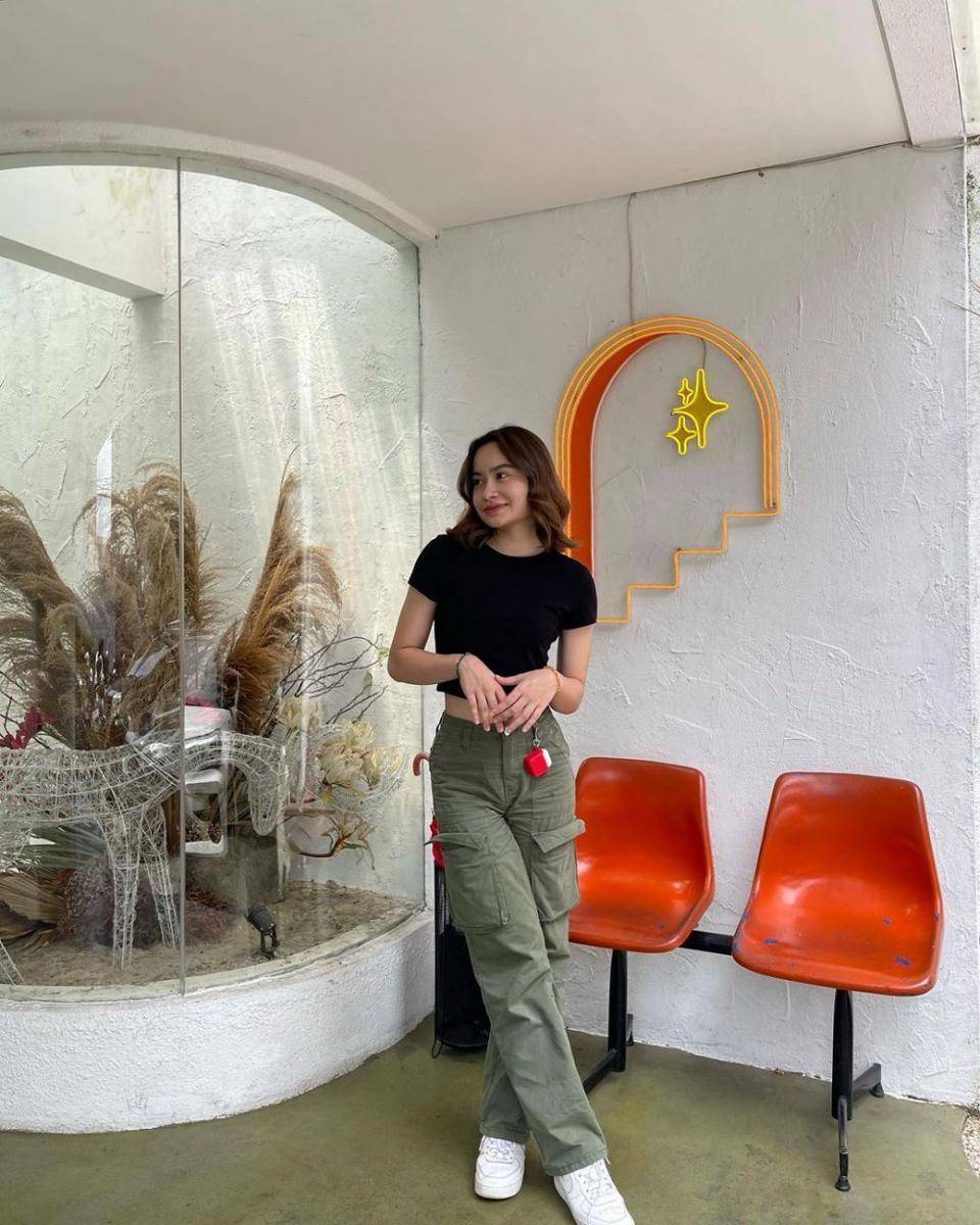 ide daily outfit dengan celana cargo (instagram.com/satinezaneta)