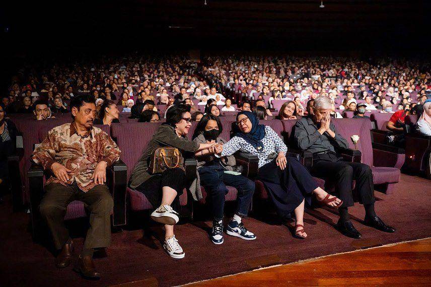 Potret orang tua dan mertua BCL yang menghadiri konser di Malaysia. (instagram.com/iconentertainmentmy)