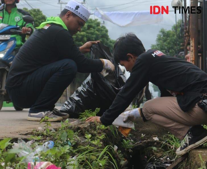 Relawan Memunguti Sampah Haul Guru Sekumpul di Martapura