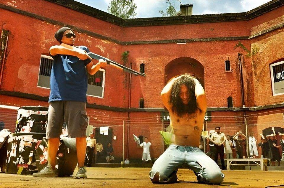 video klip "Punya Cinta" - SLANK di Benteng Van der Wijck (youtube.com/Slank Music)
