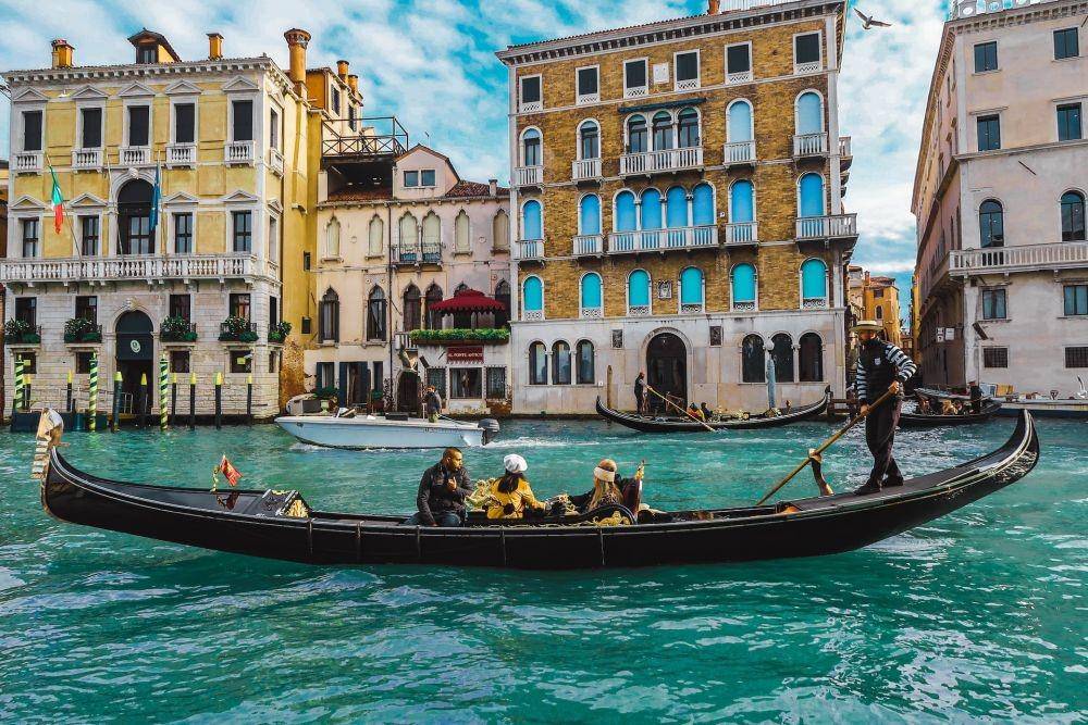 Potret orang naik gondola di Venesia, Italia (unsplash.com/adriankrajcar)