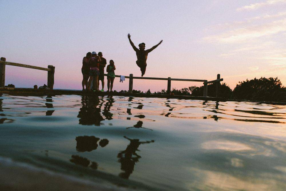 ilustrasi berenang di danau (unsplash.com/Brooklyn Morgan)