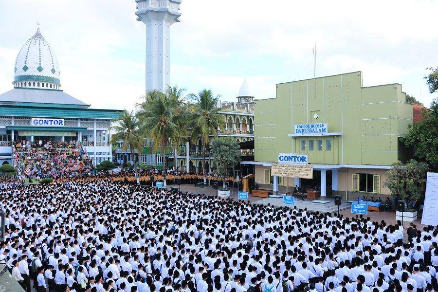 potret masjid para santri berkumpul di pelataran Masjid Jami' dan Pondok Modern Darussalam Gontor (gontor.ac.id)