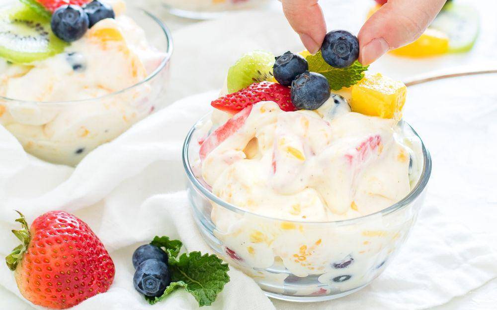 ilustrasi ambrosia salad (unsplash.com/Dana DeVolk)