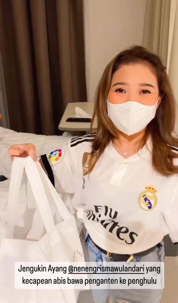 potret Kiky Saputri jenguk Neneng di rumah sakit (instagram.com/kikysaputri)