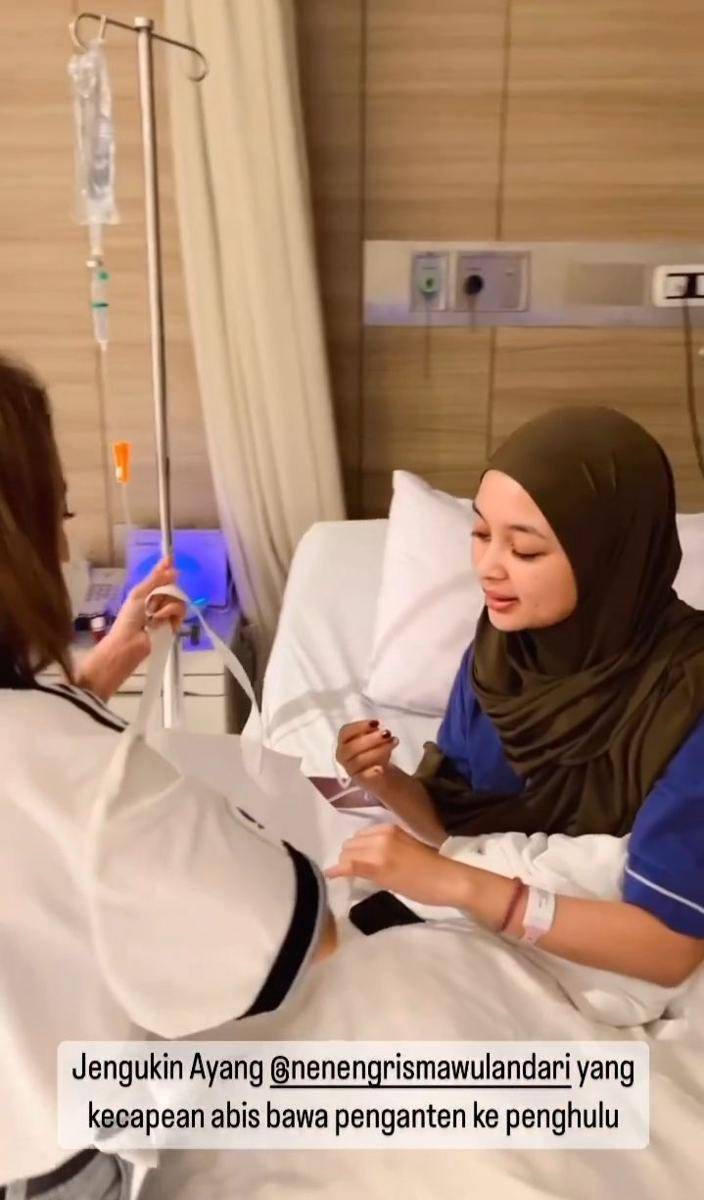 potret Kiky Saputri jenguk Neneng di rumah sakit (instagram.com/kikysaputri)