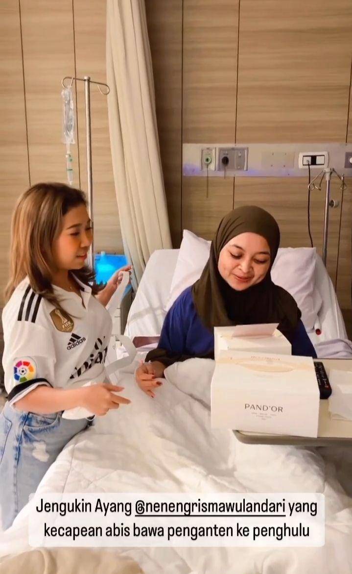 potret Kiky Saputri jenguk Neneng di rumah sakit (instagram.com/kikysaputri)