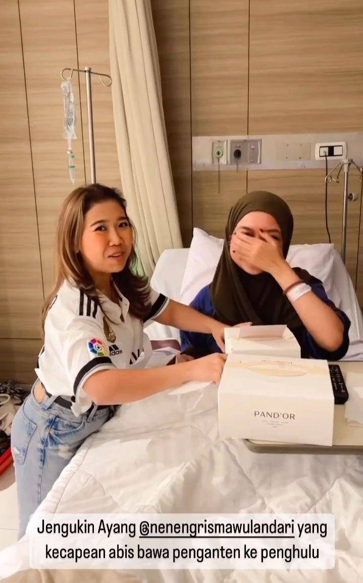 potret Kiky Saputri jenguk Neneng di rumah sakit (instagram.com/kikysaputri)