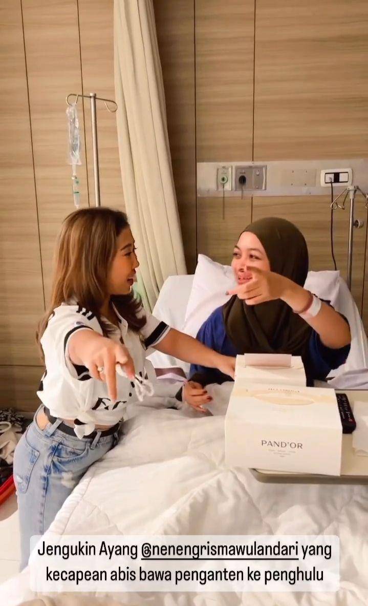 potret Kiky Saputri jenguk Neneng di rumah sakit (instagram.com/kikysaputri)