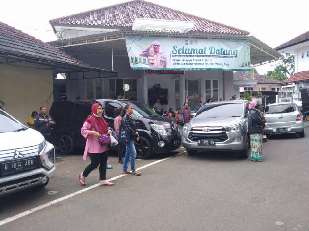 Orang tua yang ingin menjemput anaknya yang ditangkap oleh Polresta Malang Kota karena diduga terlibat aksi Arek Malang Bersikap. (IDN Times/Rizal Adhi Pratama)