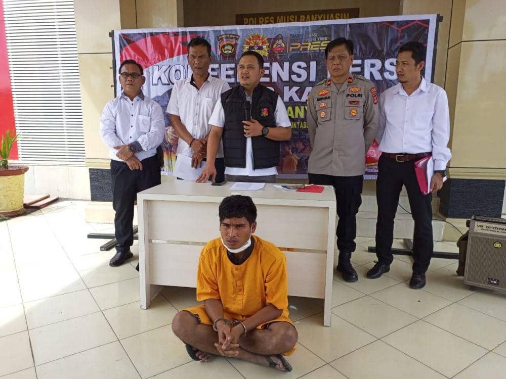 (Pelaku penganiayaan ibu kandung di Muba saat diamankan Polres Muba) IDN Times/Yuliani