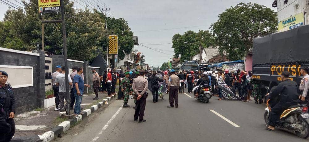 Ribuan pesilat di Lamongan geruduk Polsek Babat, minta pelaku pembacokan ditangkap. IDN Times/Imron