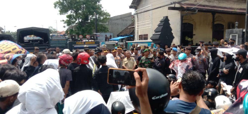 Ribuan pesilat di Lamongan geruduk Polsek Babat, minta pelaku pembacokan ditangkap. IDN Times/Imron