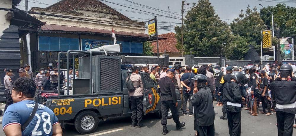 Ribuan pesilat di Lamongan geruduk Polsek Babat, minta pelaku pembacokan ditangkap. IDN Times/Imron