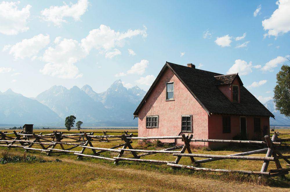 Ilustrasi rumah model ranch house (unspalsh.com/Jack Cross)