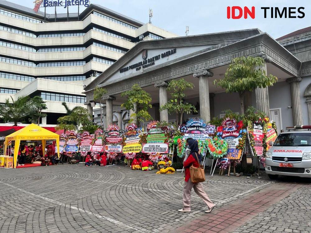 Masyarakat Kota Semarang menghadiri tasyakuran pesta rakyat pelantikan Wali Kota Semarang, Hevearita Gunaryanti Rahayu di halaman Balaikota Semarang, Senin (30/1/2023). (IDN Times/Anggun Puspitoningrum)