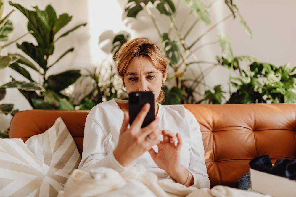 Ilustrasi perempuan scrolling media sosial (pexels.com/Karolina Grabowska)