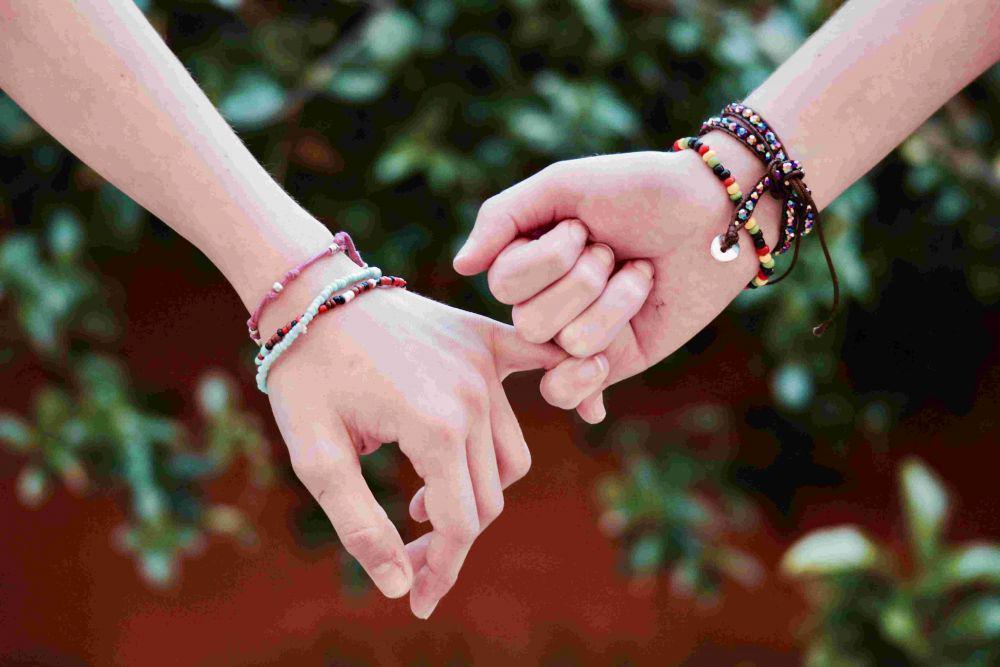 5 Dampak Buruk Membiarkan Pacar Berteman dengan Sahabatmu, Hati-hati!