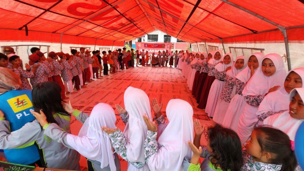 Ketika Pegawai PLN Mengajar di Sekolah Darurat Gempa Cianjur