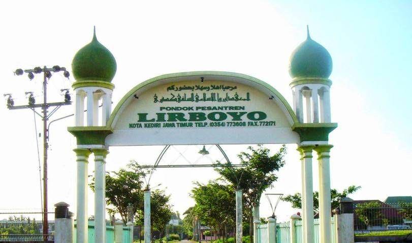 potret gerbang masuk Pondok Pesantren Lirboyo (commons.wikimedia.org/Fiqih.ald)