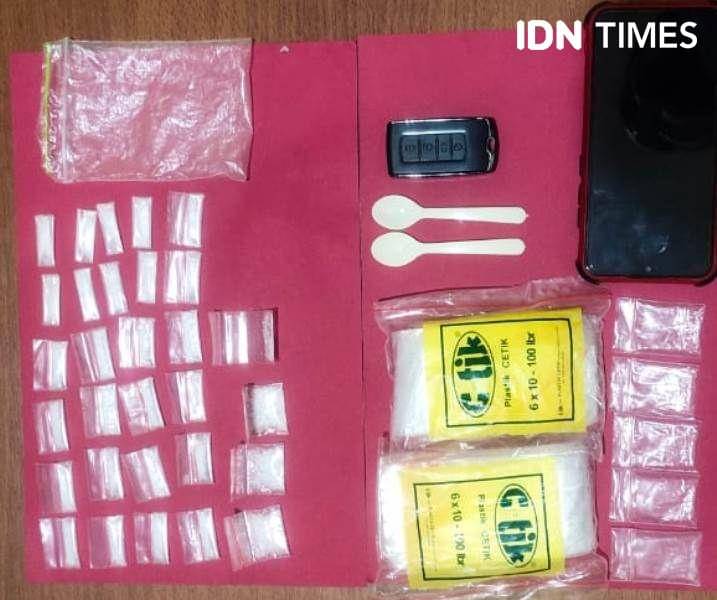Barang bukti sabu-sabu dan lainnya milik tersangka TA yang diamankan di Polsek Babulu (IDN Times/Ervan)