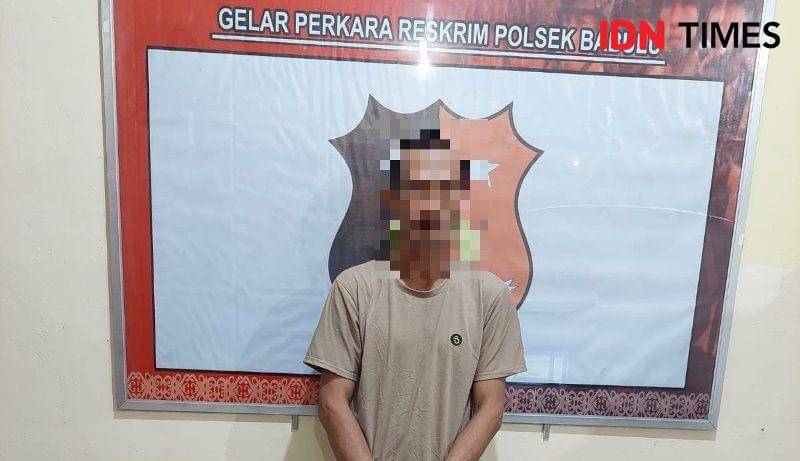 Tersangka TA pengedar sabu dengan baran bukti 30 paket siap jual diamankan di Polsek Babulu (IDN Times/Ervan)