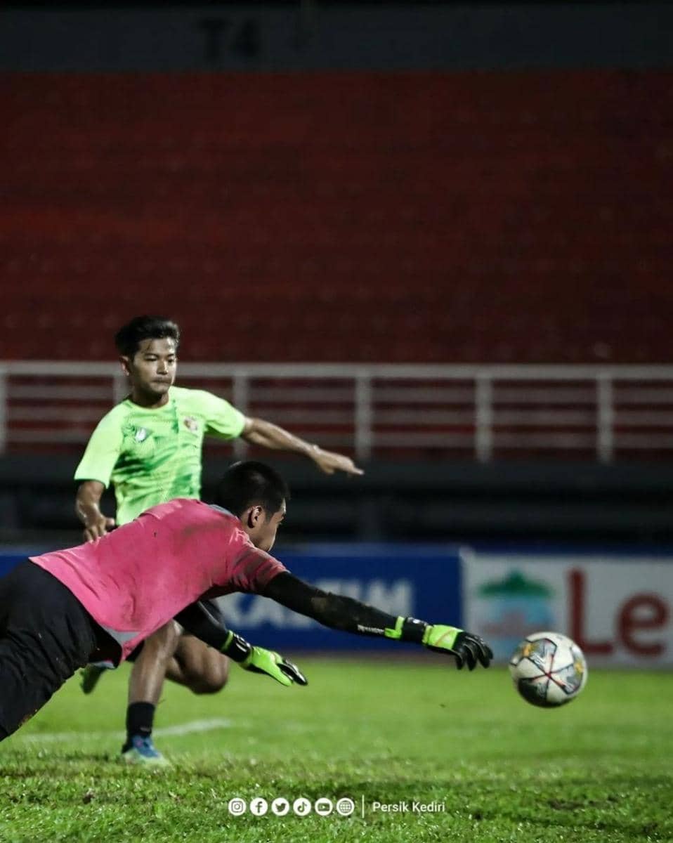 Pemain Persik Kediri saat berlatih. instagram.com/persikfcofficial