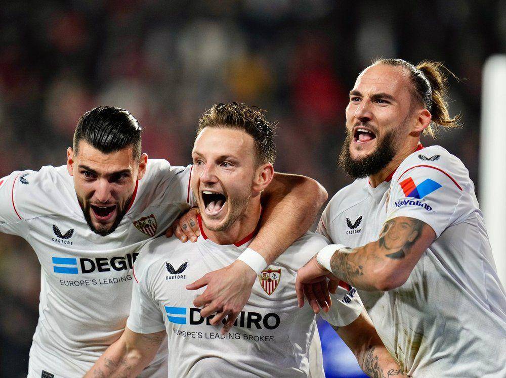 Para pemain Sevilla merayakan gol. (sevillafc.es)