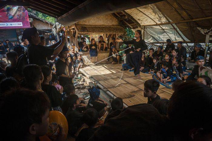 Suku Baduy melakukan Tari Jaipong (ANTARA FOTO/Muhammad Bagus Khoirunas)