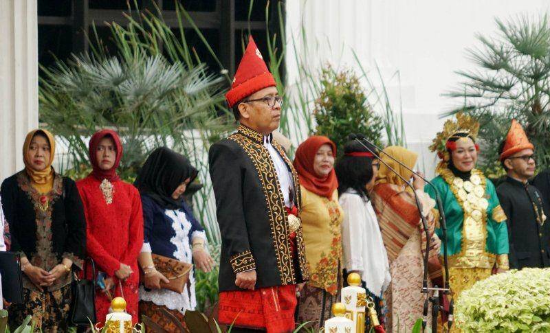Mensesneg pakai baju adat Sumatera Selatan (ANTARA FOTO/Bayu Prasetyo)